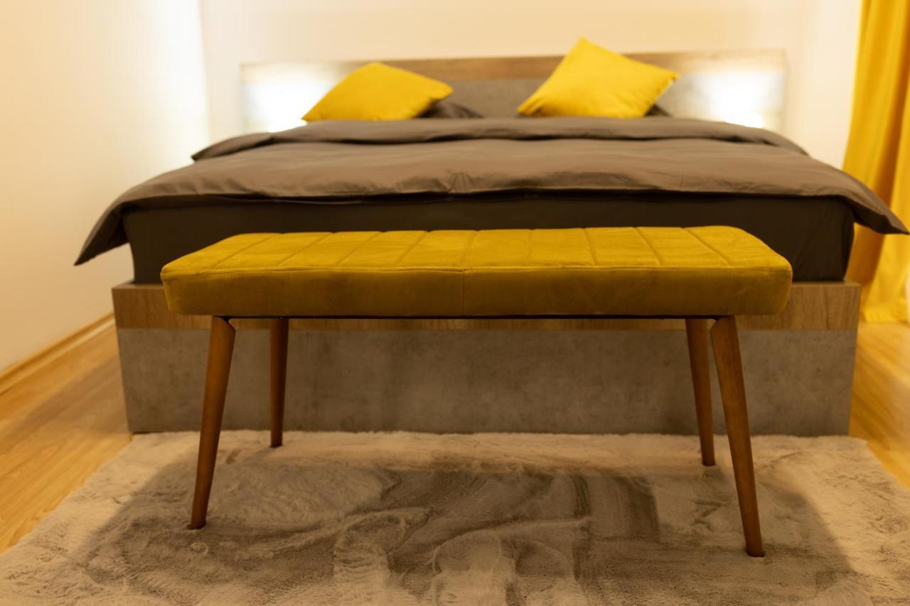 Luxury 2 Bedroom Holiday Apartment 피테슈티 외부 사진