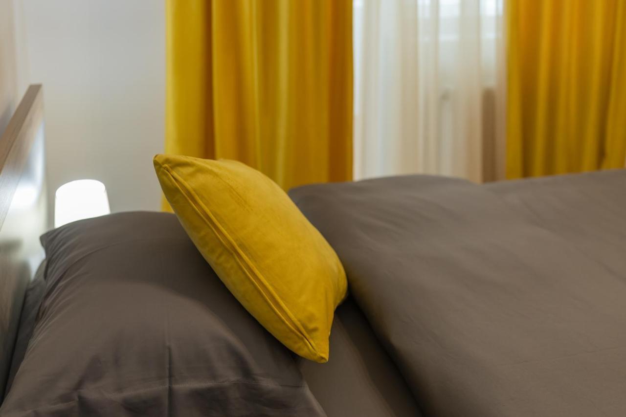 Luxury 2 Bedroom Holiday Apartment 피테슈티 외부 사진