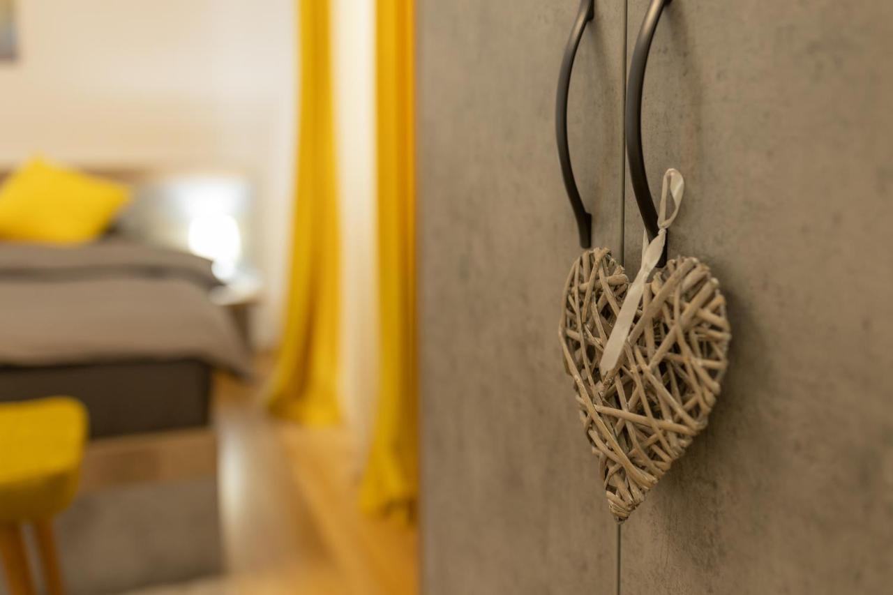 Luxury 2 Bedroom Holiday Apartment 피테슈티 외부 사진